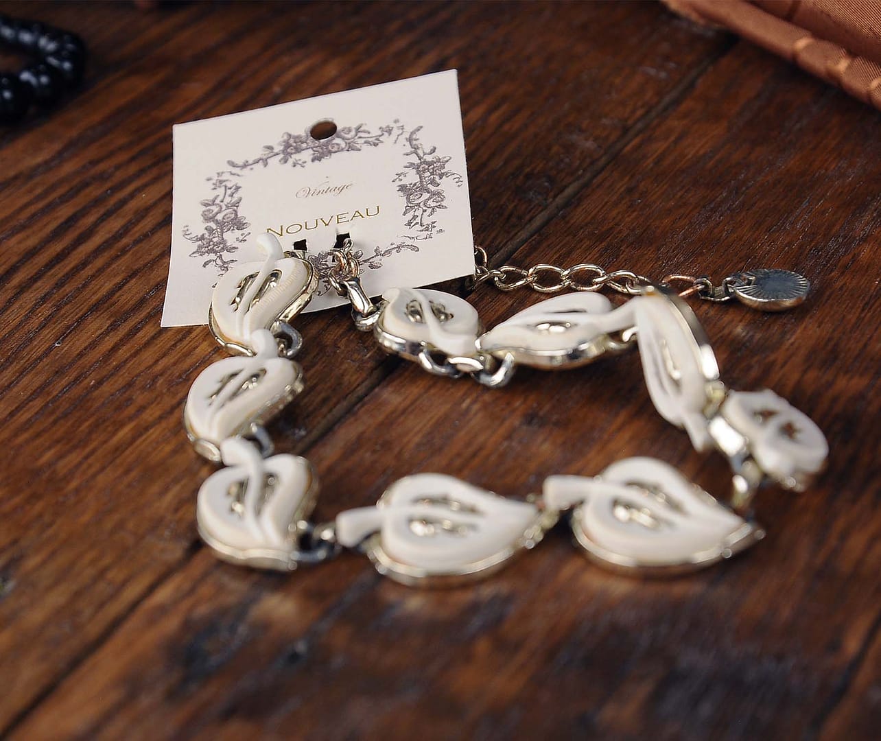 Vintage Necklaces Bracelets Brooch Set - Image 4